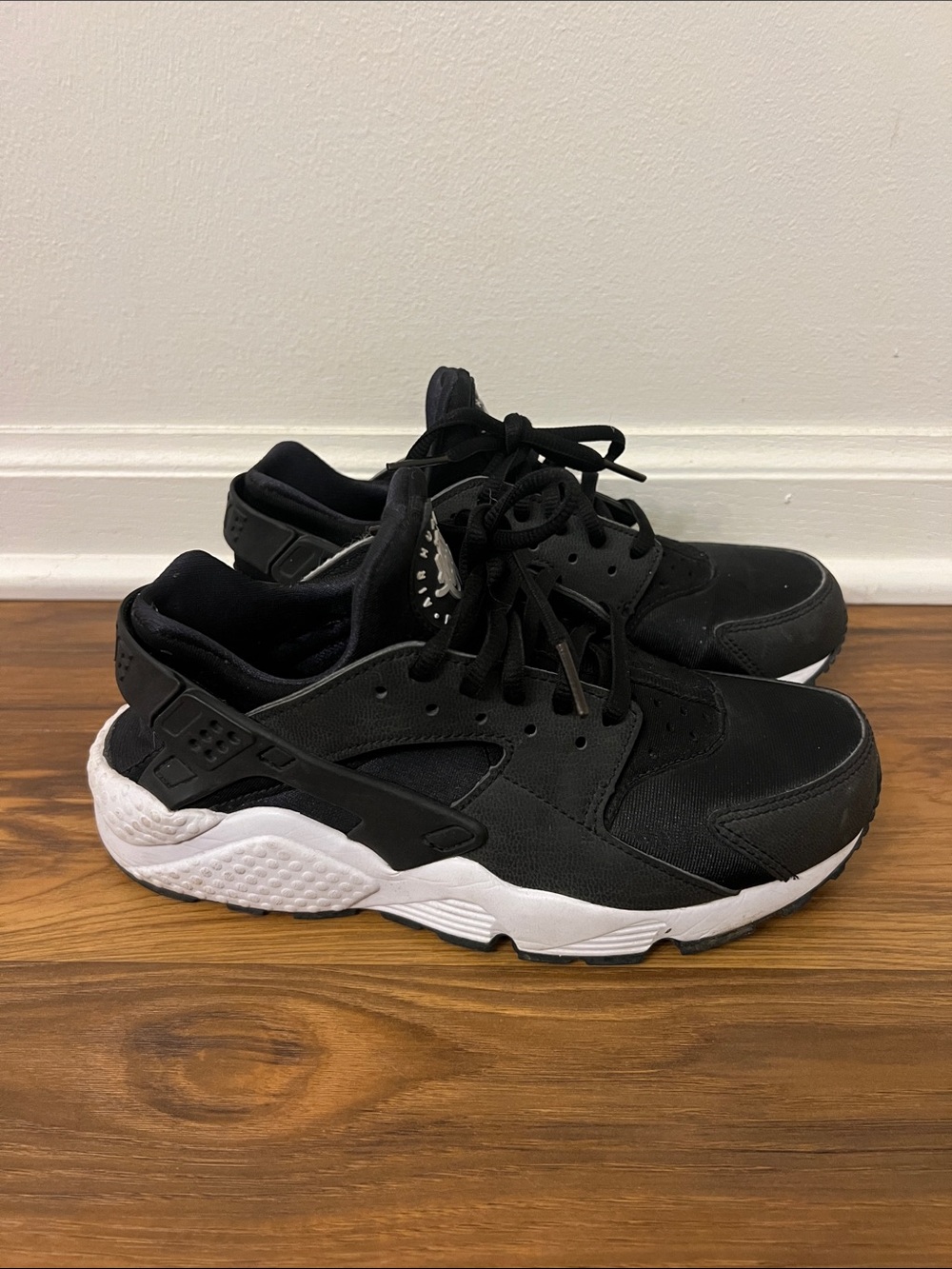 NIKE|  Black HUARACHE Sneakers sz6